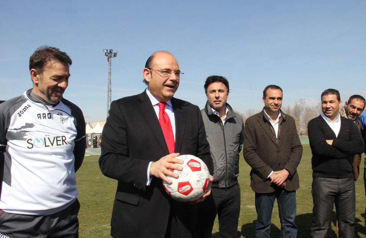 La Diputación traslada el apoyo de la provincia al Granada CF en el «gran objetivo de la permanencia»