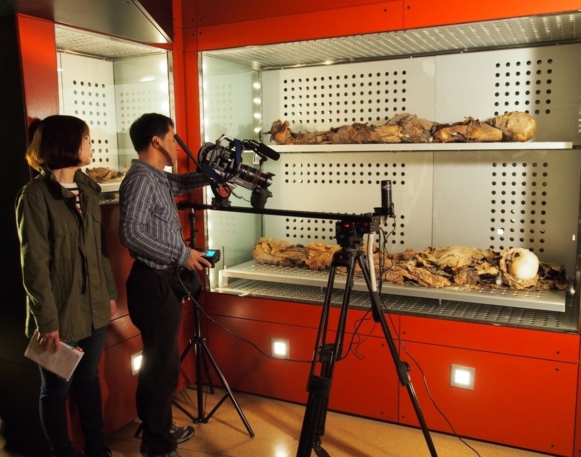 Una TV coreana graba las momias guanches canarias para un documental sobre la evolución