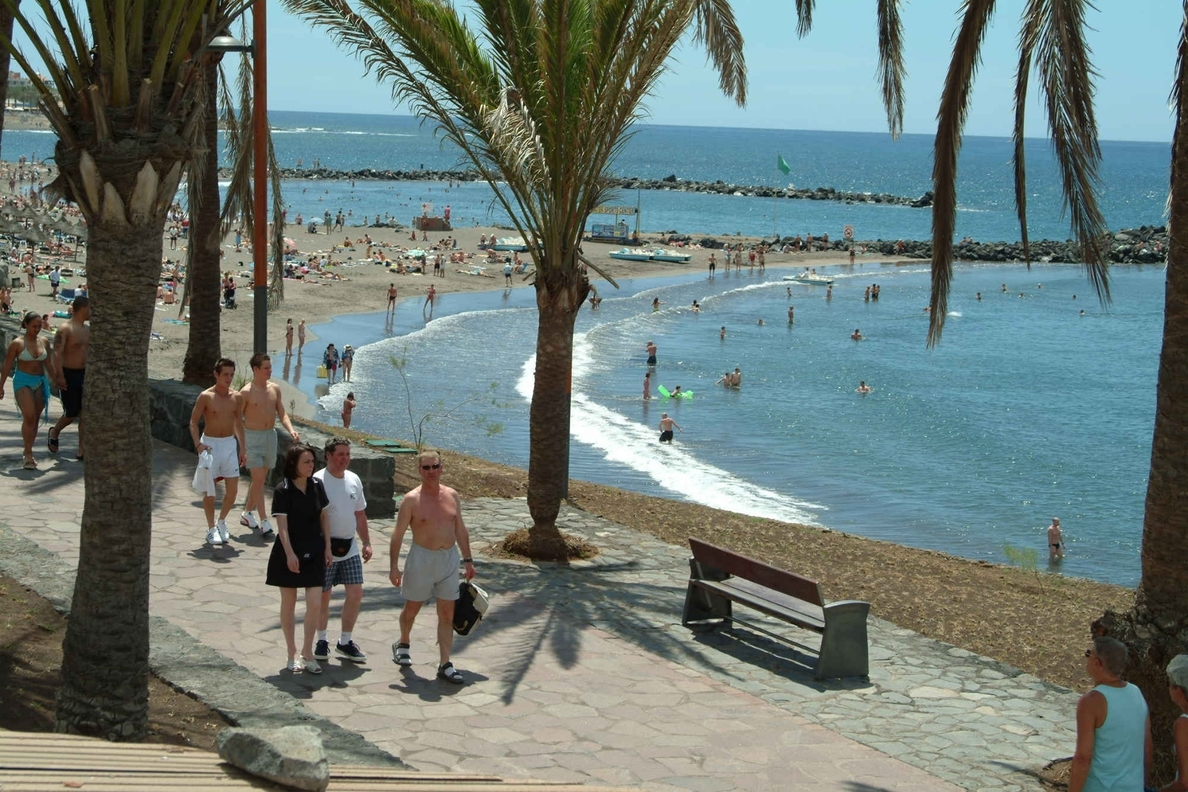 Los turistas alojados en Tenerife caen un 1,6% en enero