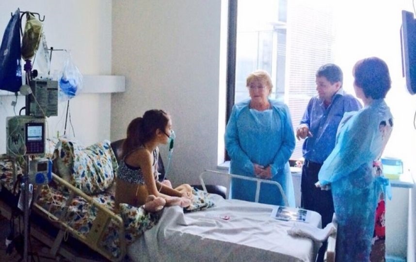 Bachelet visita a la niña que le pidió la inyección para quedarse «dormida para siempre»