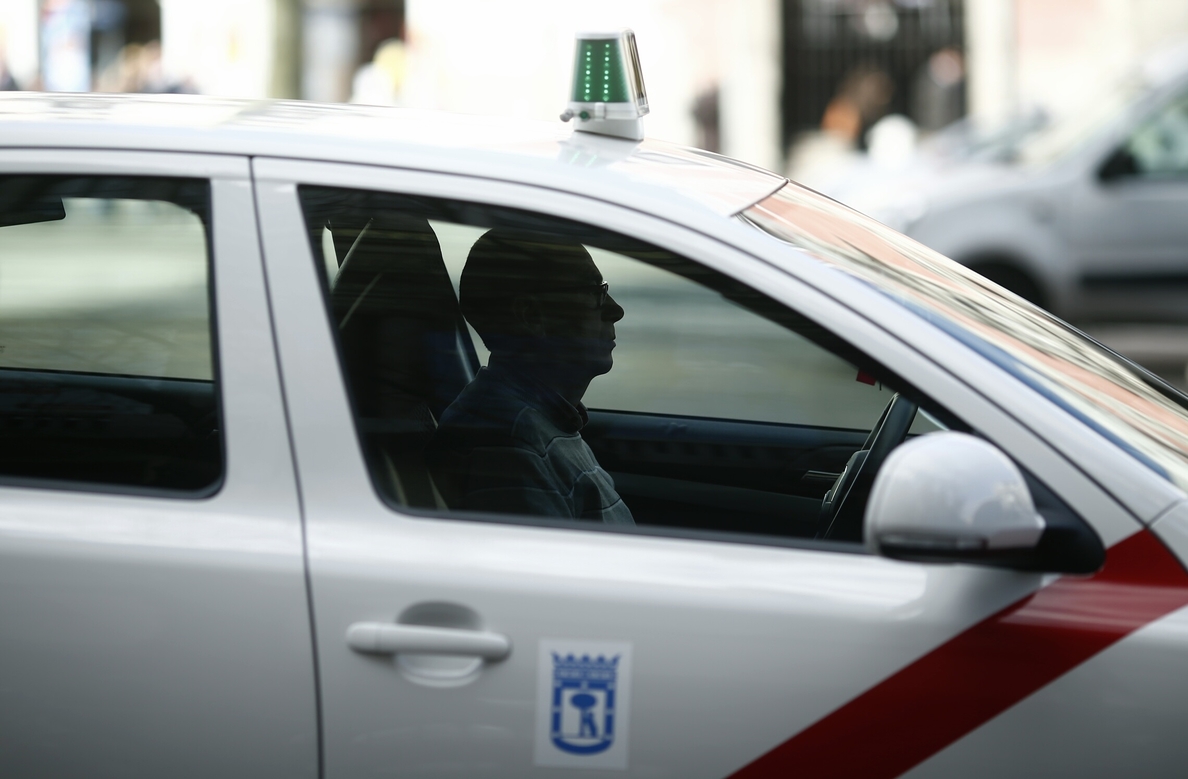 La Defensora del Pueblo pide la supresión del requisito de carecer de antecedentes penales para ser taxista