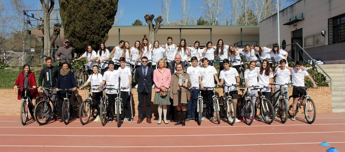 »Decathlon» y el Liceo Francés firman un convenio de colaboración para promocionar el »Proyecto Bici»