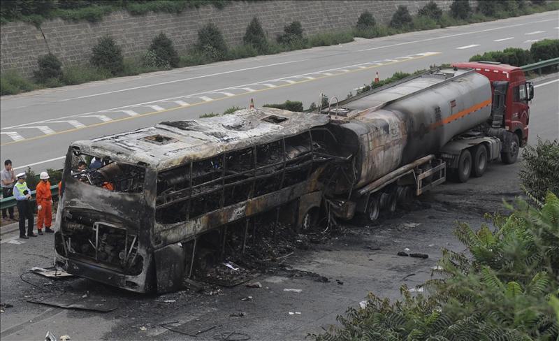 Mueren 20 personas tras despeñarse un autobús por un barranco en la provincia de Henan