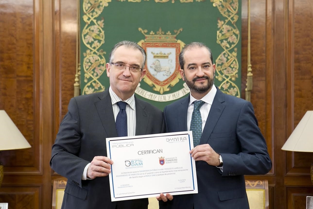 Pamplona recibe el premio Dyntra a la tercera capital de provincia con la web más transparente