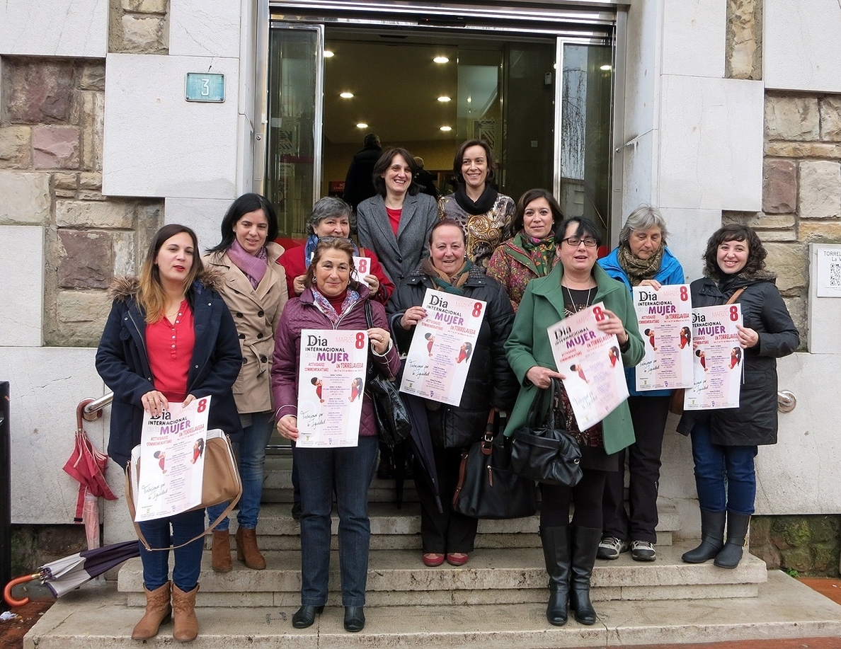 Torrelavega celebra el Día de la Mujer con una concentración en el Bulevard y la lectura de un manifiesto