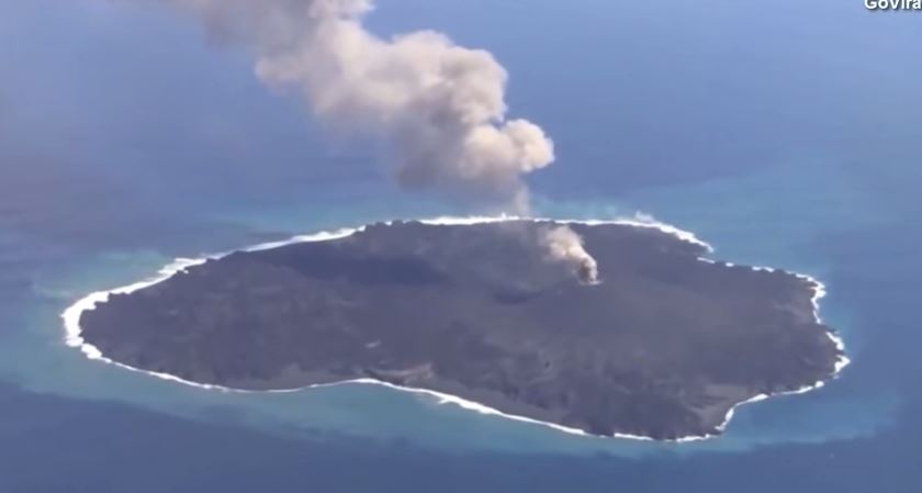 Un volcán en erupción crea una nueva isla en el Pacífico