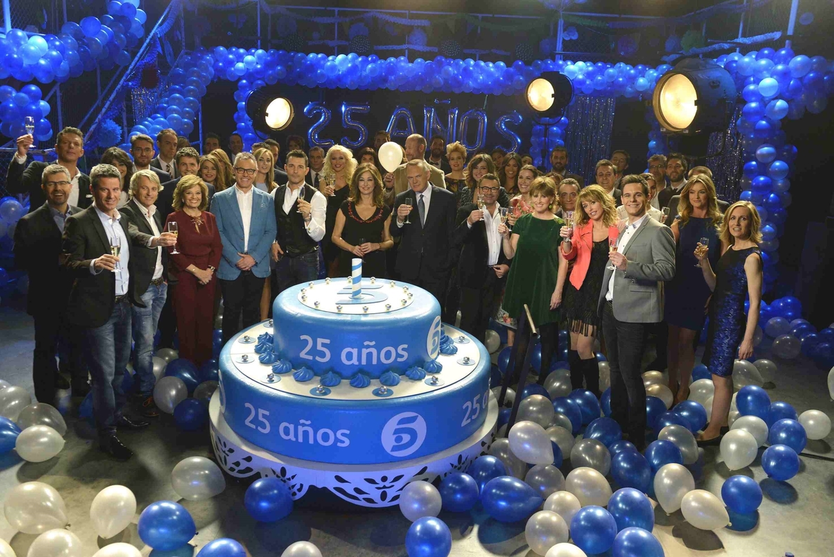 Los presentadores de Telecinco soplan las velas por su veinticinco cumpleaños