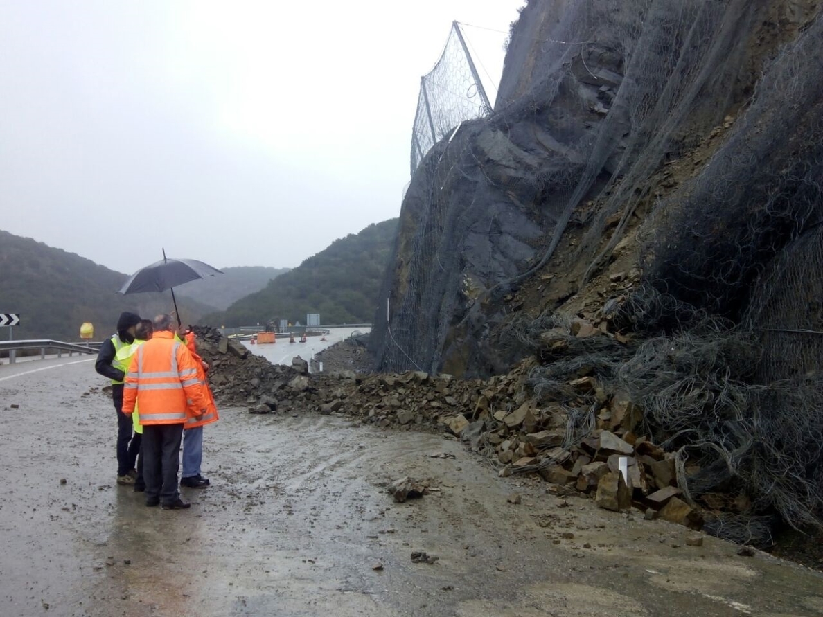 Obras Públicas trabaja en retirar los desprendimiento de la A-222, en Teruel, debido a las lluvias