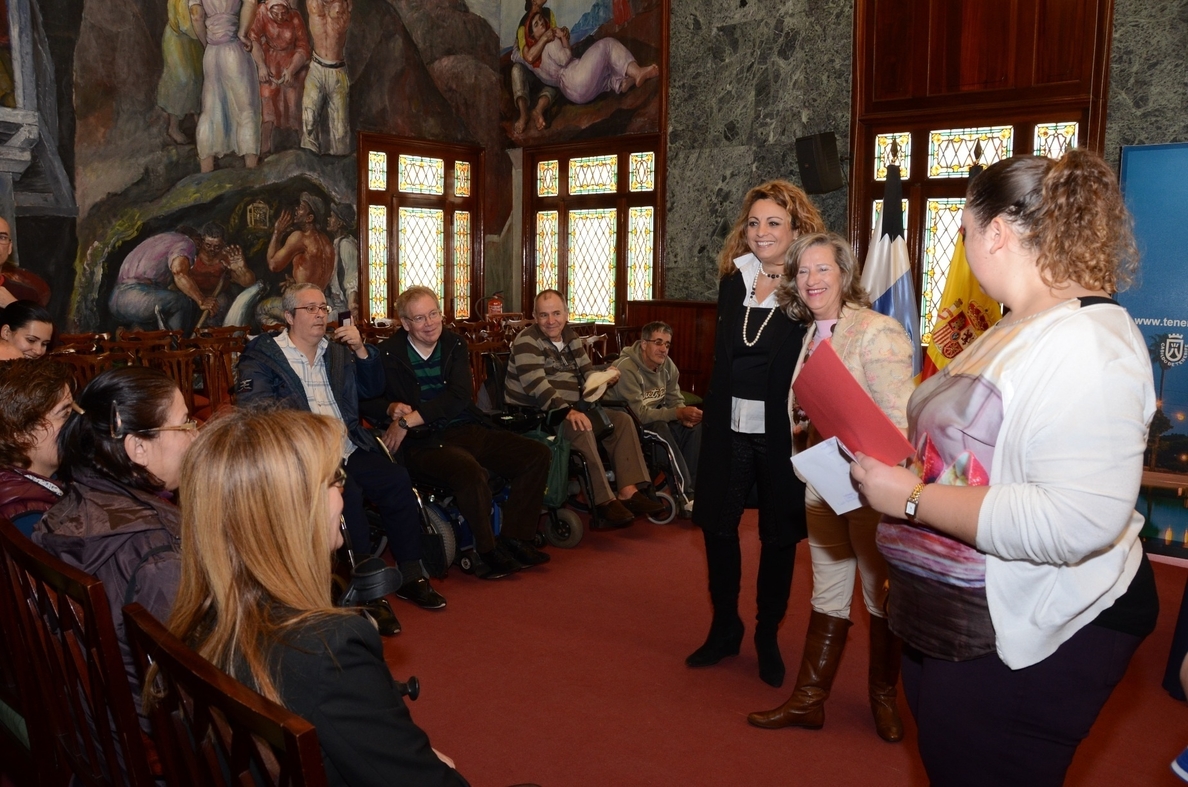El Cabildo de Tenerife reconoce la labor de la Asociación de Esclerosis Múltiple