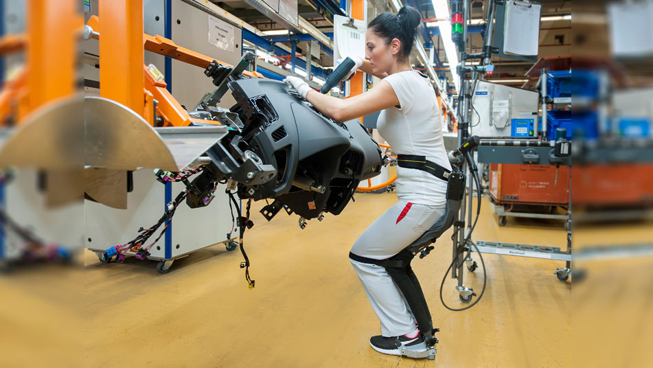 Audi implanta en sus líneas de montaje un exoesqueleto que hace las veces de silla
