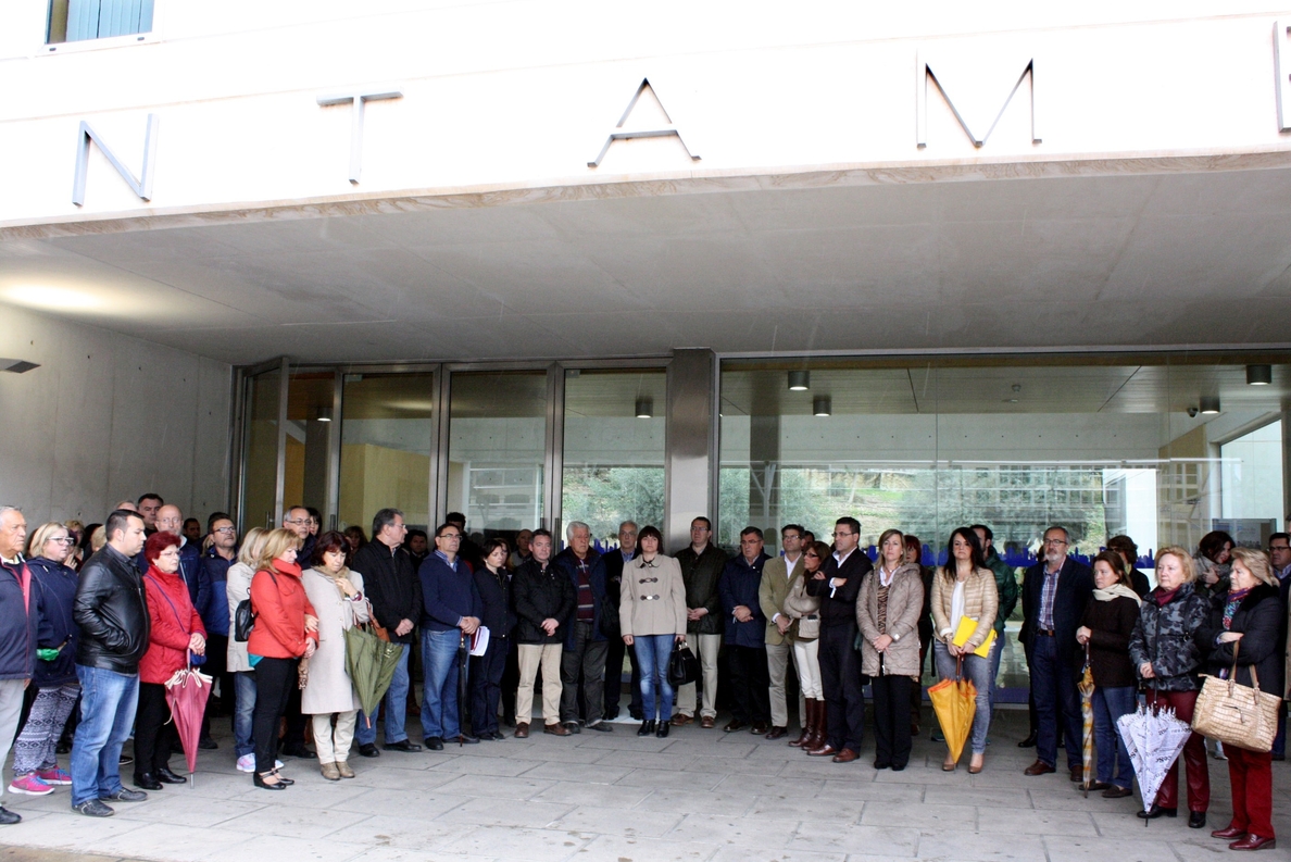 Diputación y ayuntamientos se concentran en recuerdo de las víctimas del accidente de Germanwings