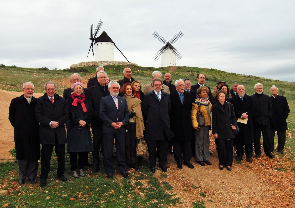Los académicos de la RAE rinden homenaje a Cervantes posando ante sus molinos de viento