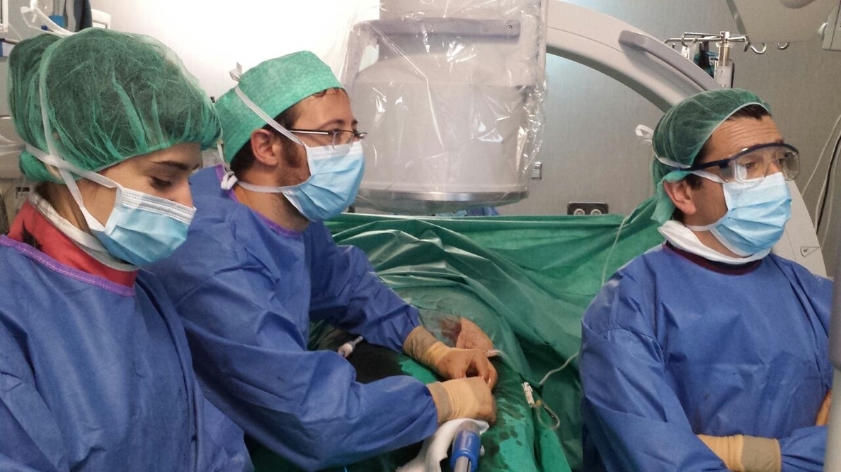 El CHUS exporta un nuevo método para mejorar el tratamiento del aneurisma de aorta abdominal roto