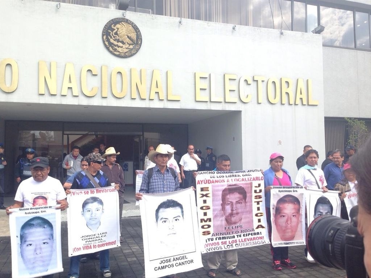 Padres de »normalistas» se reúnen con el INE para oponerse a los comicios en Guerrero