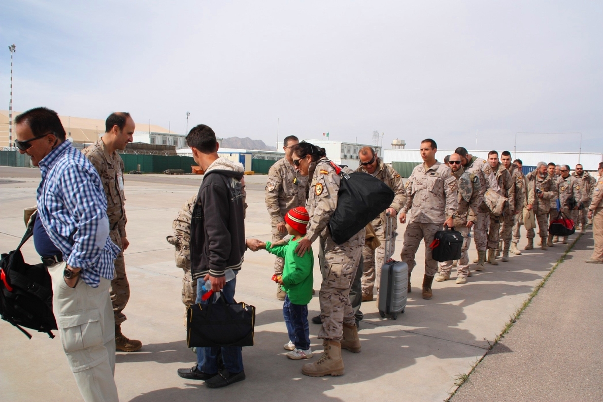 Los militares españoles trasladan a Barcelona a un niño afgano para ser operado