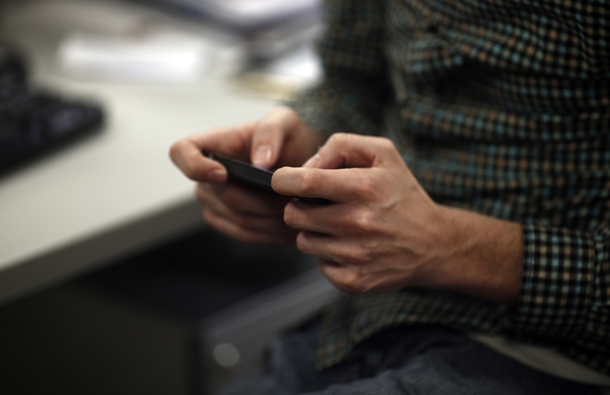 El uso abusivo de las aplicaciones de mensajería móvil provoca daños en las manos, especialmente los pulgares