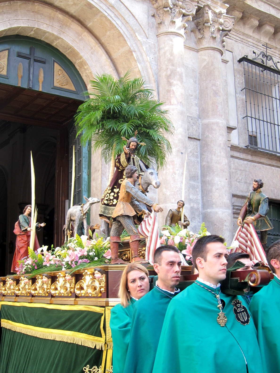Miles de personas celebran en Valladolid la llegada de la »Borriquilla» en la procesión del Domingo de Ramos