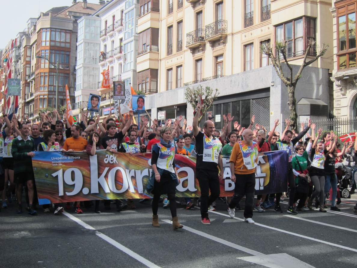 Miles de personas acompañan la llegada a Bilbao de la última edición de Korrika en favor del euskera