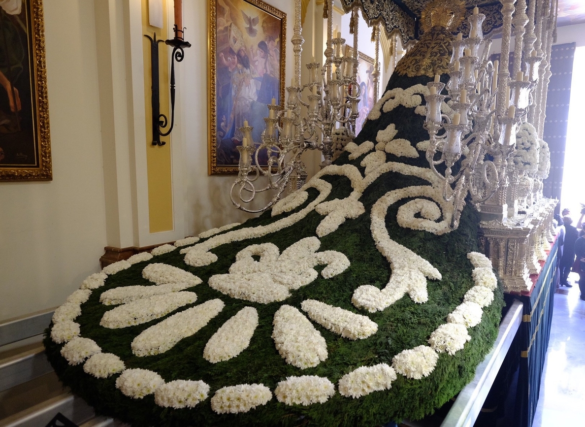 S.Unas 4.800 unidades de margaritas para el manto de flores de la Virgen de las Penas