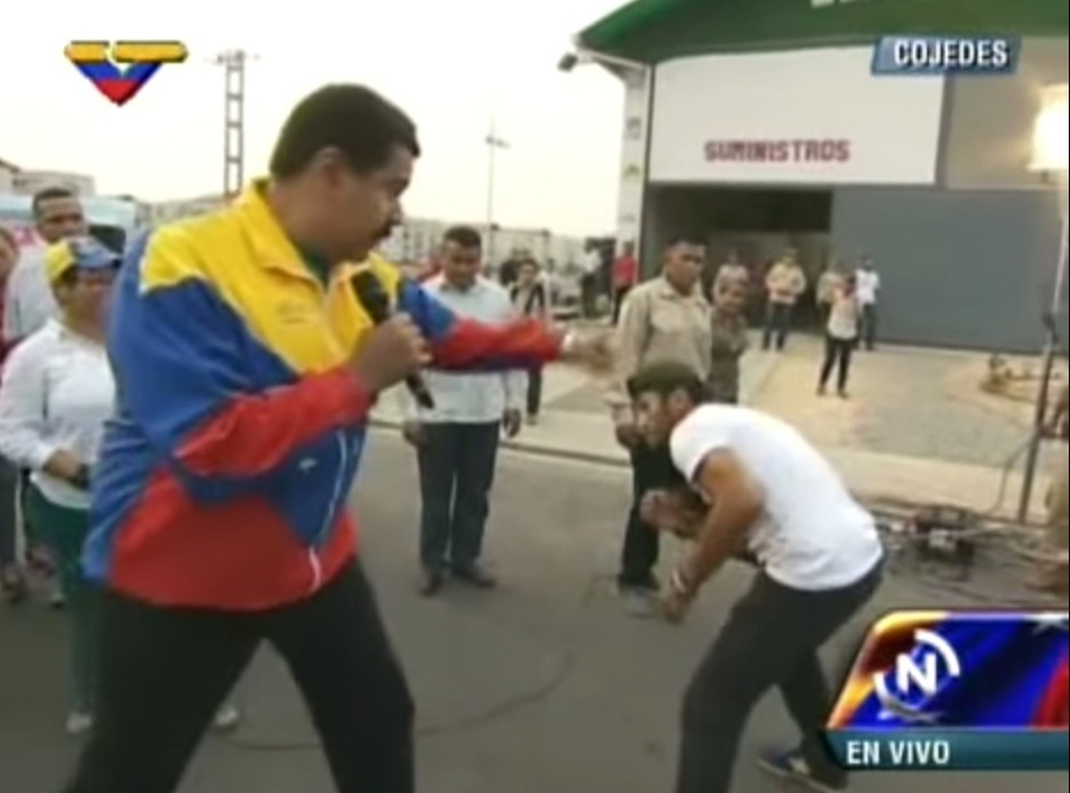 Maduro simula un combate de boxeo con un cantante de hip hop venezolano