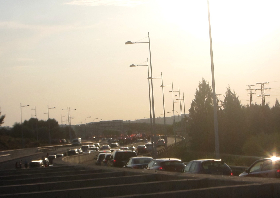 Las carreteras de salida de Madrid acumulan las principales retenciones al inicio del operativo de la DGT
