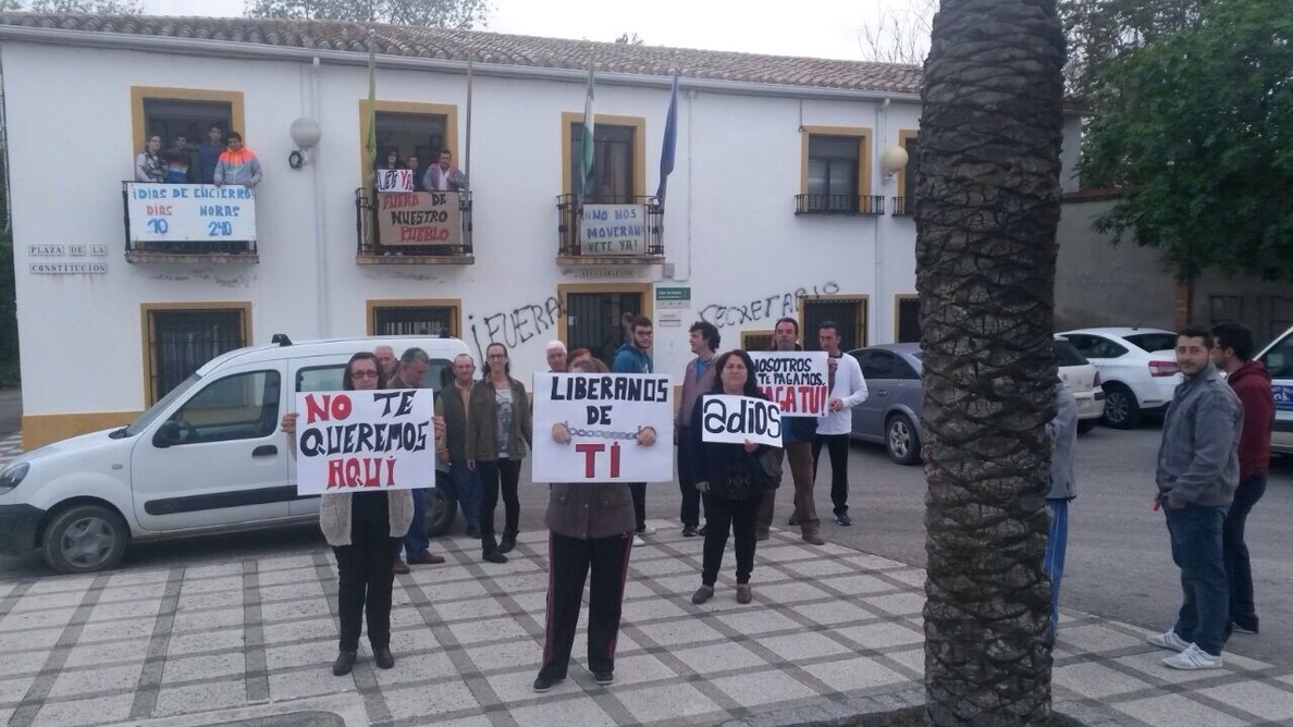 Vecinos de Espeluy organizan una pitada contra el secretario del Ayuntamiento para pedir su cese inmediato