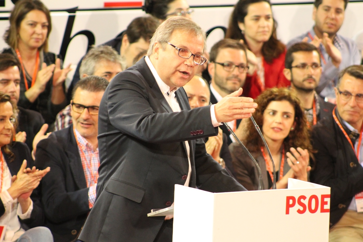 Carmona rechaza el federalismo del PSOE y la reforma de la Constitución
