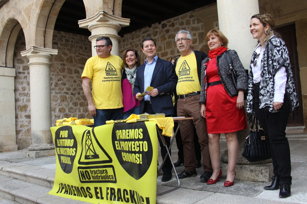 García-Page firma en Sigüenza en contra del fracking y reitera que no apoyará esta técnica si es presidente de C-LM