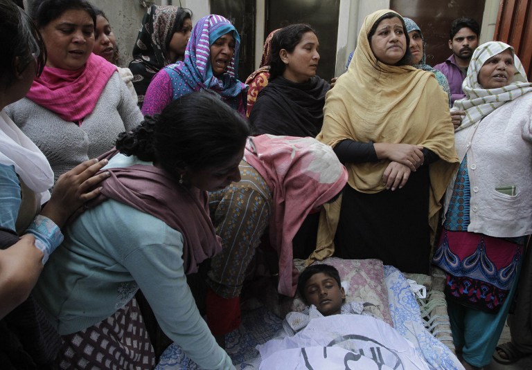 Un hombre quema viva a su mujer que no le dio hijos en Pakistán