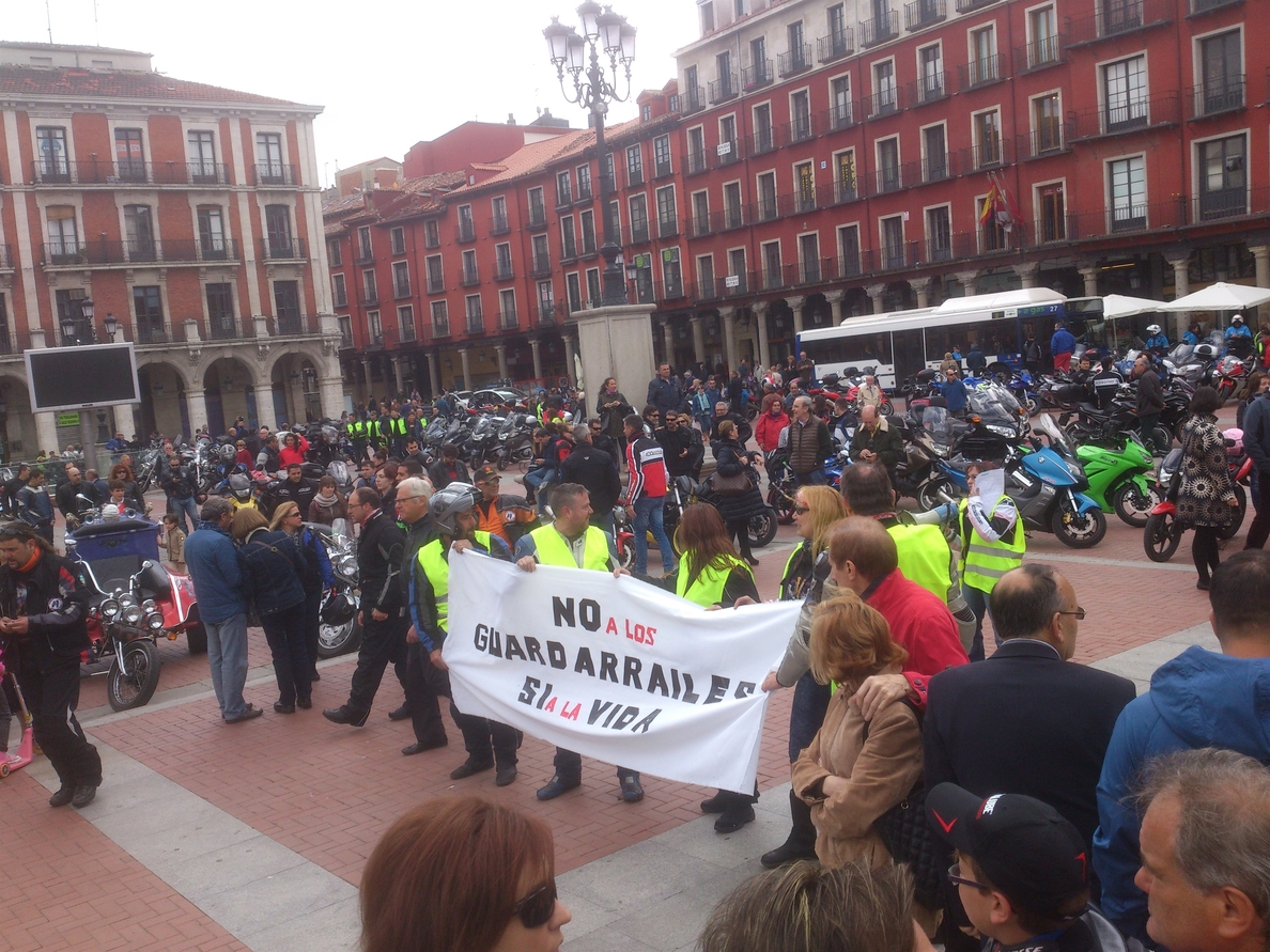 Cientos de motoristas solicitan en Valladolid la instalación de sistemas de protección en los »quitamiedos»