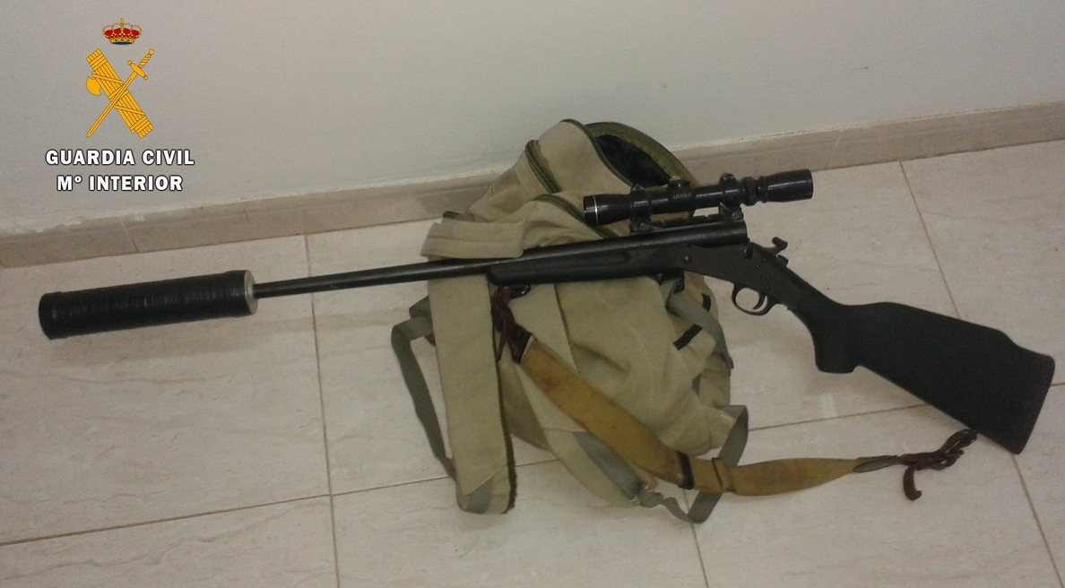 La Guardia Civil sorprende a un presunto cazador furtivo con un arma ilegal en Villarta de los Montes