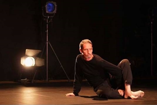 El Reina Sofía muestra por primera vez en España »Bound», del coreógrafo Steve Paxton interpretado por Jurij Konjar