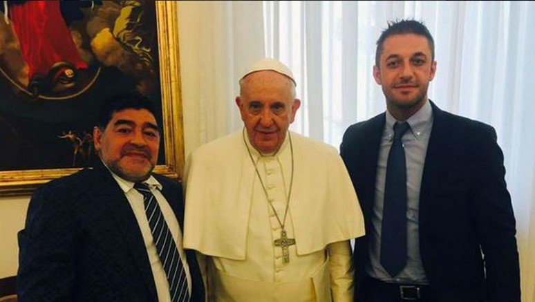 El Papa recibe a Maradona que se declara «el primer fan de Francisco»