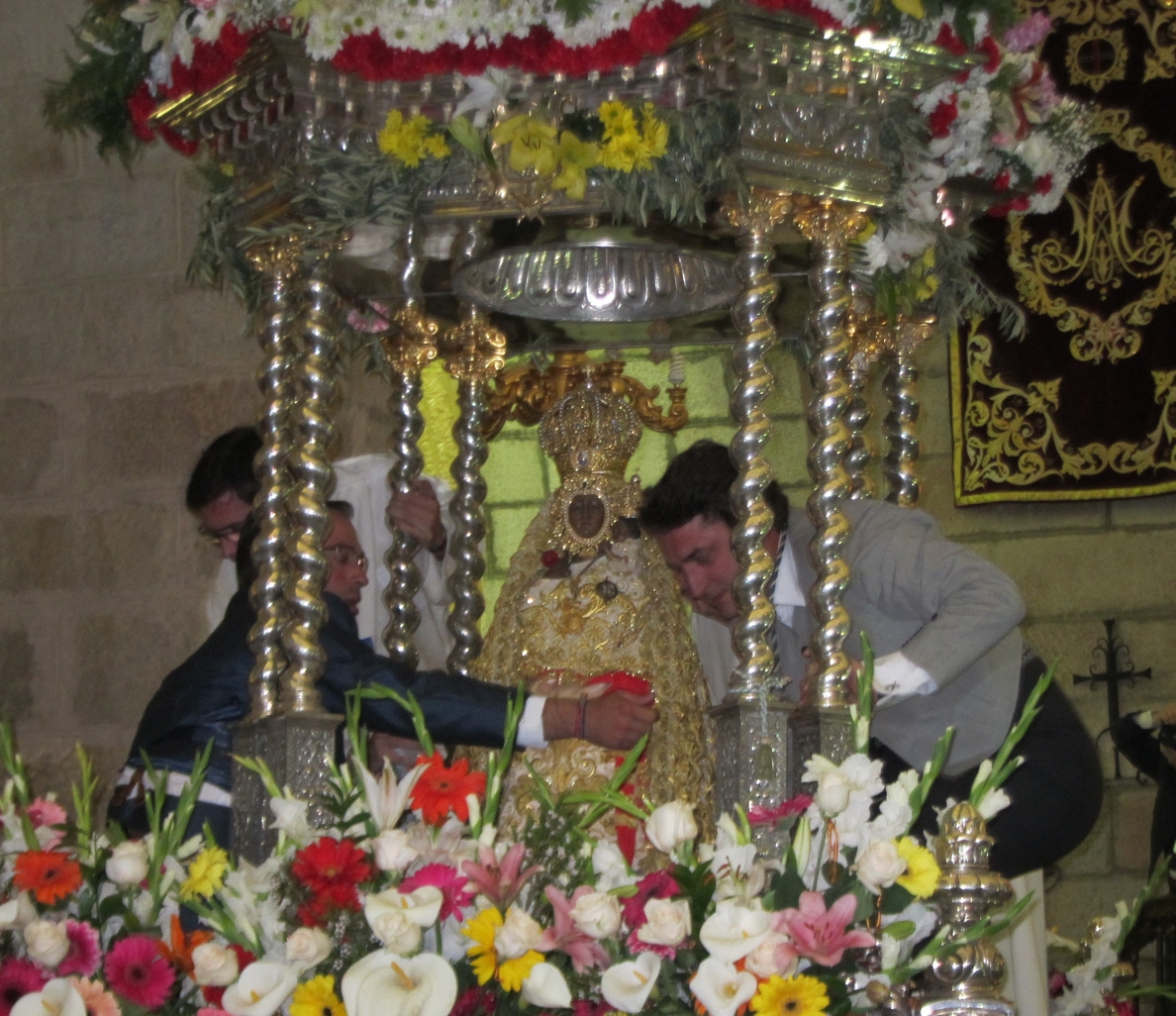 La Romería de la Virgen de la Cabeza en Andújar arranca con la tradicional ofrenda de flores