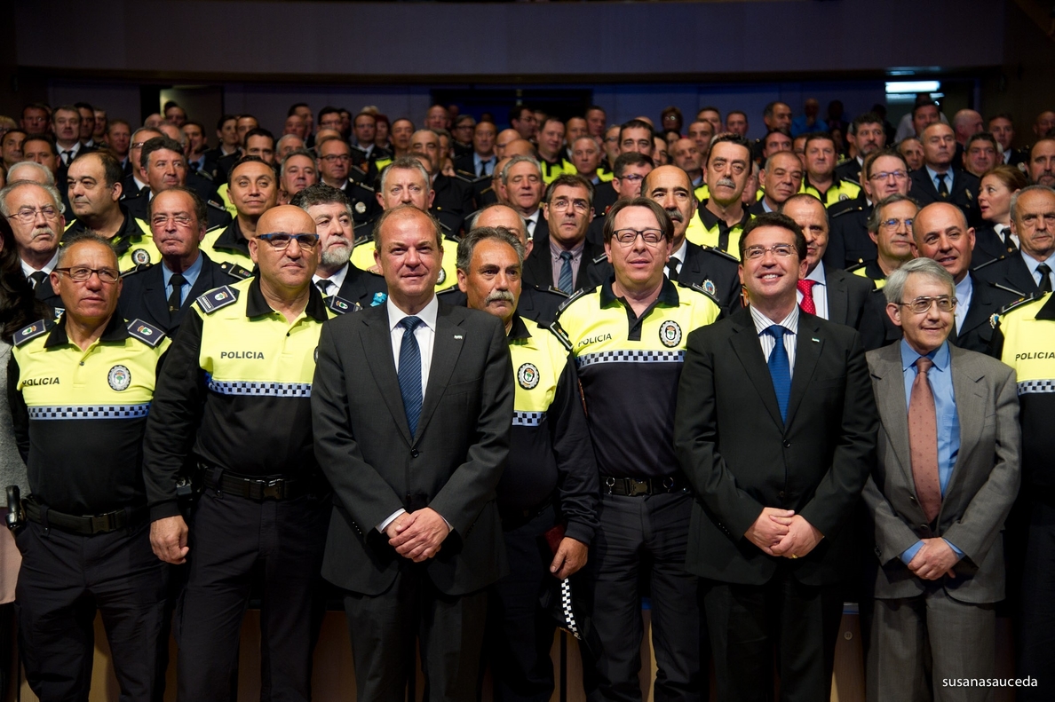 El Gobierno extremeño reconoce la labor y servicio de los policías locales con la entrega de 306 medallas
