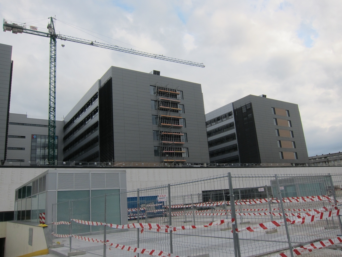 La plaza norte de Valdecilla tendrá 6.000 m2 y se completará cuando finalicen las obras del hospital