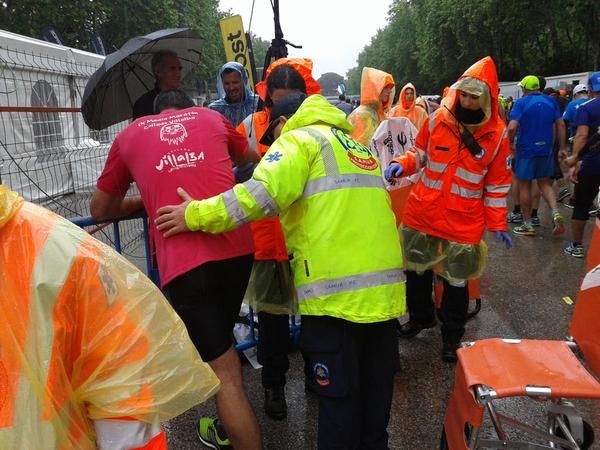 Seis corredores de la maratón de Madrid trasladados al hospital de los 96 atendidos