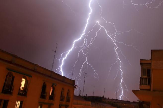 El cielo de Valencia se iluminó el domingo con la caída de más de 400 rayos