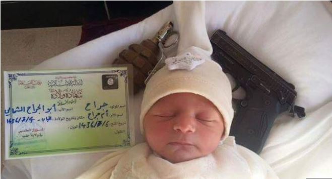 La última amenaza de Estado Islámico: un bebé con armas