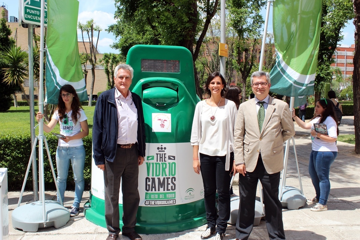 Ecovidrio reta a los alumnos de la Universidad de Sevilla a reciclar más de 3.300 kilógramos de vidrio