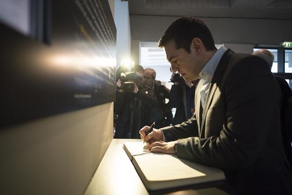 Tsipras remodela su equipo, aleja a Varoufakis y dice que habrá acuerdo