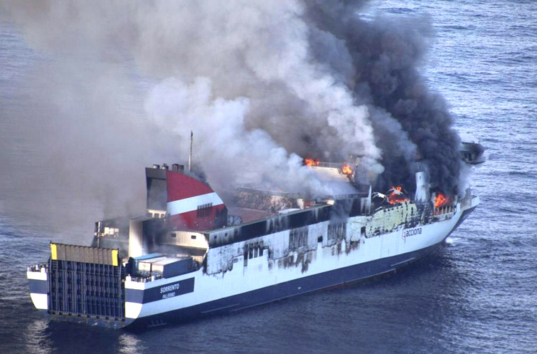 El armador del ferry incendiado quiere remolcarlo a Sagunto