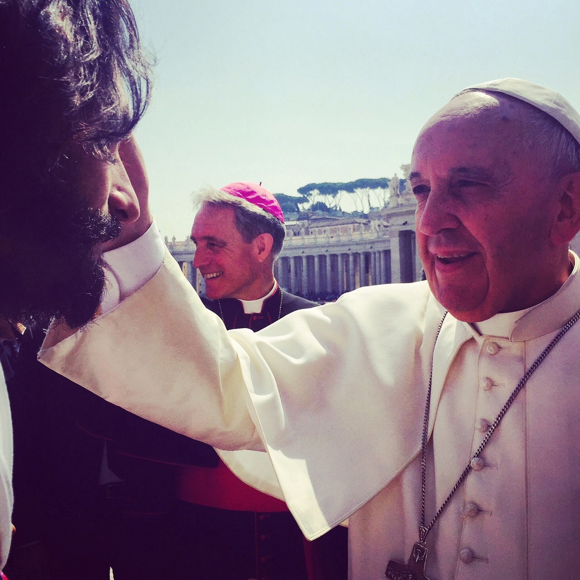 Cuelga dos veces al papa y viaja al Vaticano para disculparse