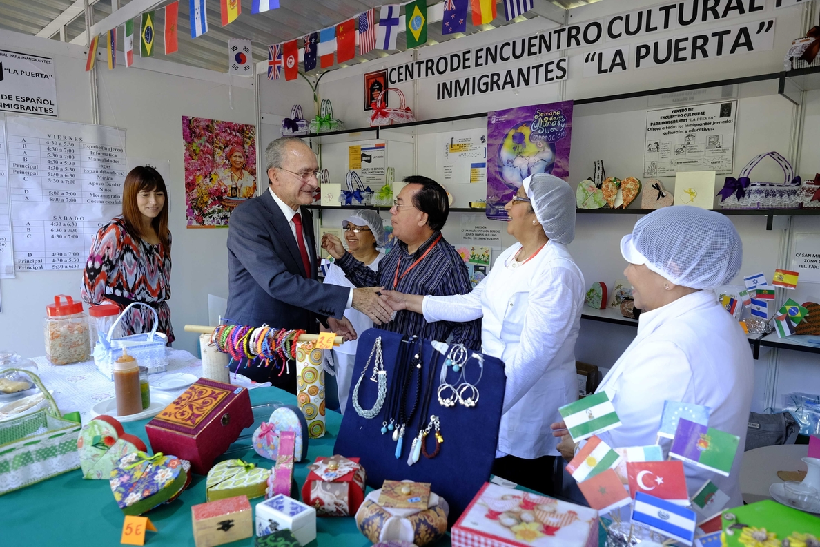 Asociaciones malagueñas de multiculturalidad y cooperación dan a conocer su labor en la Semana de las Culturas