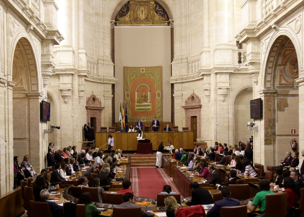 Susana Díaz se somete el martes a la primera votación de investidura sin tener cerrado ningún apoyo