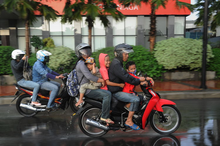 Una provincia de Indonesia prohíbe ir en la misma moto a las parejas no casadas