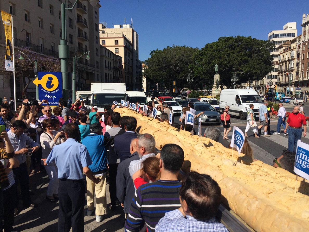 Un notario certifica el récord del pan más grande del mundo, con un peso de casi 268 kilos
