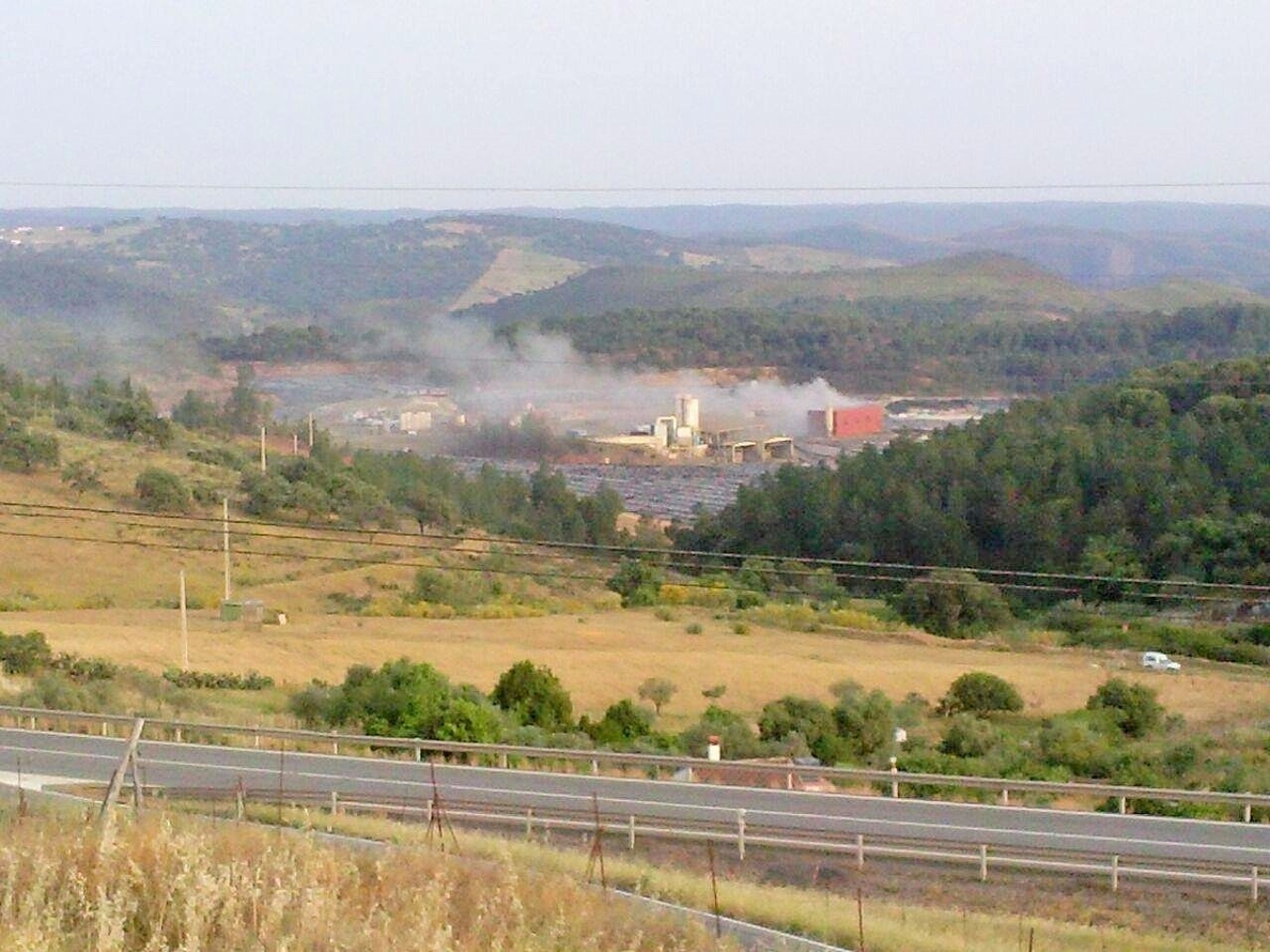 Ecologistas denunciará ante la Junta un supuesto incendio en el vertedero de residuos de Nerva