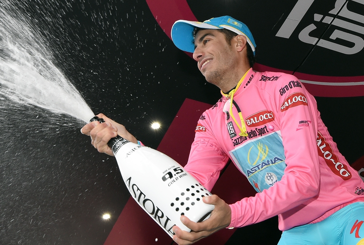 Modolo (Lampre) gana al sprint tras una caída que quita la »maglia rosa» a Contador