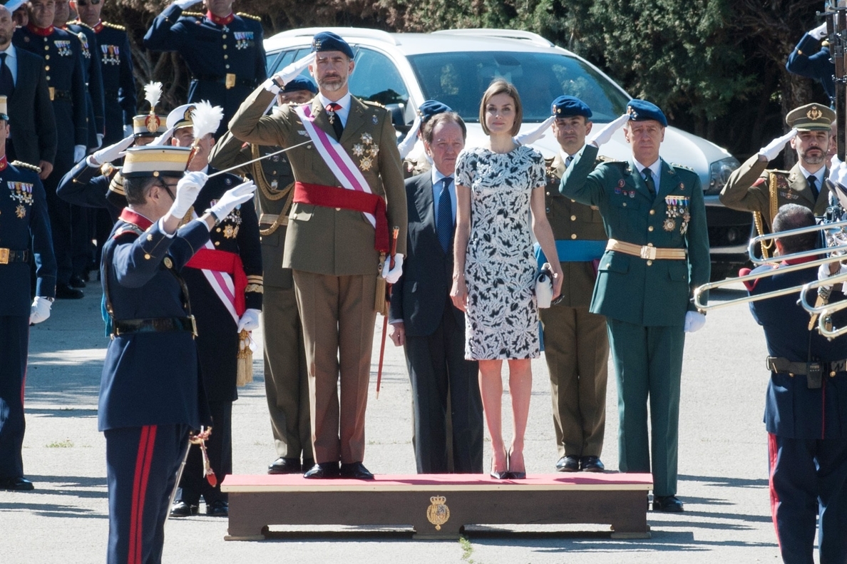 Los Reyes de España presiden la Jura de Bandera de los nuevos Guardias Reales